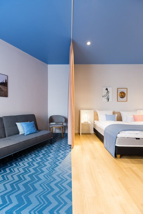 about:XL Zimmer mit abtrennbarem Wohn- und Schlafbereich