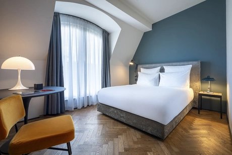 sly room
