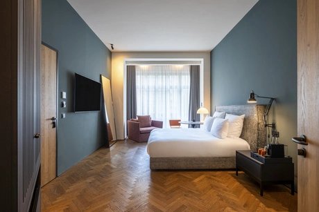 sly signature room
