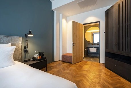 sly signature room