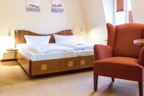 Komfortables Doppelzimmer mit gemütlicher Sitzgruppe