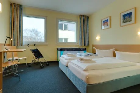 Doppelzimmer mit Babybett