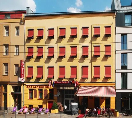 Hotelfassade und Eingang
