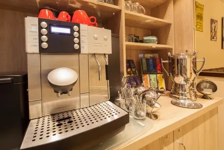 Kaffemaschine zur Selbstbedienung beim Frühstücksbuffet