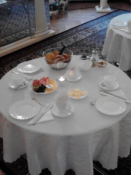eingedeckter Frühstückstisch
