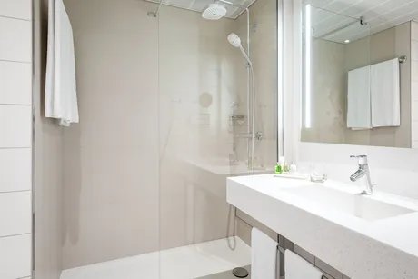 BADEZIMMER / DUSCHE