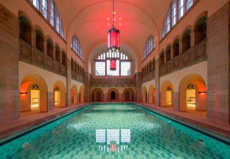 Schwimmhalle - ca. 5 Tage pro Woche geöffnet