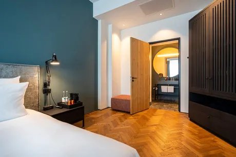 sly signature room