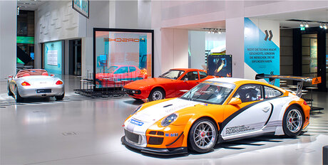 Ausstellung: Ahead-Stories of Transformation_gelb_weißer Porsche