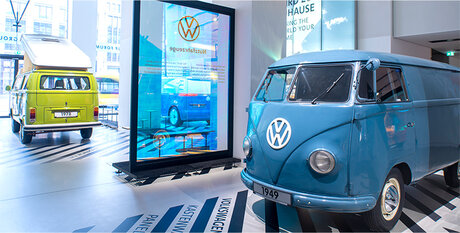 Ausstellung: Ahead-Stories of Transformation_blauer VW Bus