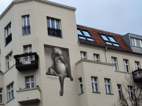 Streetart in Friedrichshain: Affe als Kunstrichter gewidmet Gabriel von Max