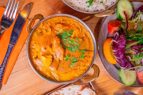 Amrit Restaurant – Curry-Gericht mit Reis und Salat