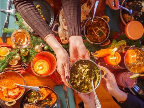 Amrit Restaurant – Currygerichte werden geteilt an weihnachtlicher Tafel