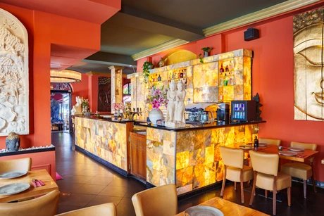 Amrit Restaurant Kreuzberg – Bartheke mit Buddha-Dekor