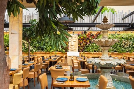 Amrit Restaurant Mitte – Innenhof mit Springbrunnen und Buddha-Statue