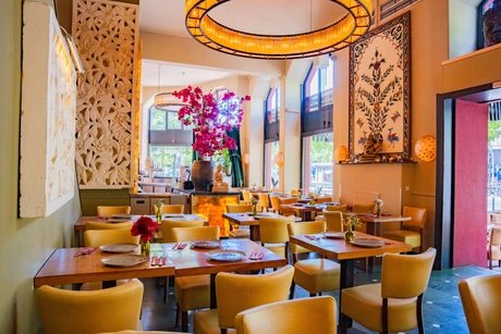 Amrit Restaurant Schöneberg – Innenansicht mit Wandkunst