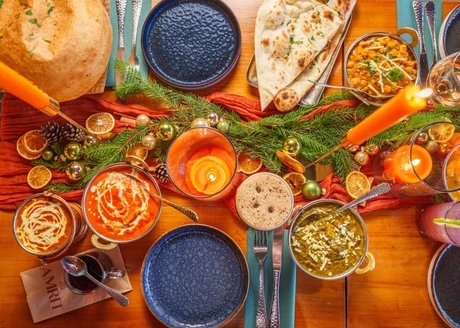 Amrit Restaurant – Weihnachtliche Tafel mit Currygerichten von oben
