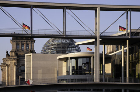 Paul-Löbe-Haus und Reichstag in Berlin - Mitte