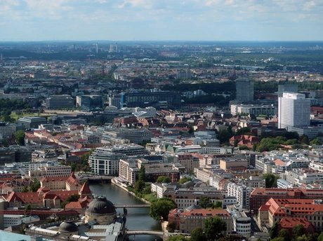 Aussicht aus dem Fernsehturm auf die Spree