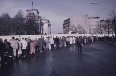 Fall der Berliner Mauer 1989: Warteschlange