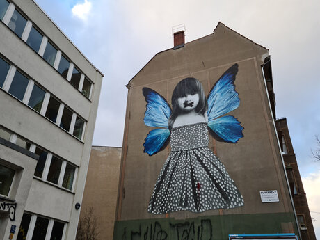 Streetart in Friedrichshain: Butterfly Girl von Michelle Tombolini