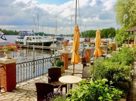 Terrasse beim historischen Fährhafen in Köpenick