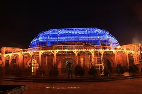 Beleuchtetes Gewächshaus im Christmas Garden im Botanischen Garten Berlin