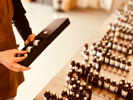 Einpacken der kleinen Flaschen aus der Deutsche Spirituosen Manufaktur