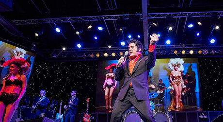 Elvisdarsteller auf der Bühne
