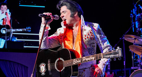 Elvis Darsteller mit Gitarre