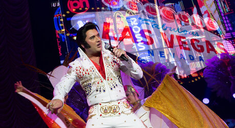 Elvis Darsteller im weißen Kostüm