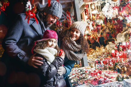 Familie auf dem Weihnachtsmarkt in Berlin