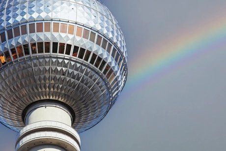 Fernsehturm mit Regenbogen