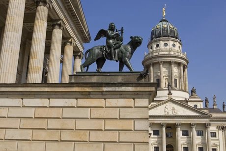 Französischer Dom auf dem Gendarmenmarkt und Skulptur