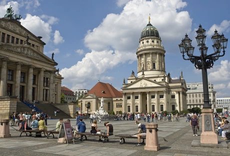 Konzerthaus und Französischer Dom auf dem Berliner Gendarmenmarkt