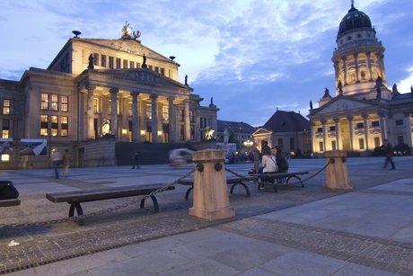 Gendarmenmarkt in Berlin am Abend