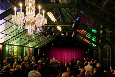 Glaspalast Schankhalle Pfefferberg – Publikum bei Bühnenveranstaltung