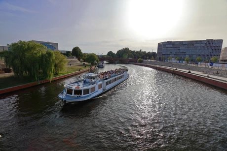 Boat tour in the center of Berlin with Stern und Kreisschiffahrt