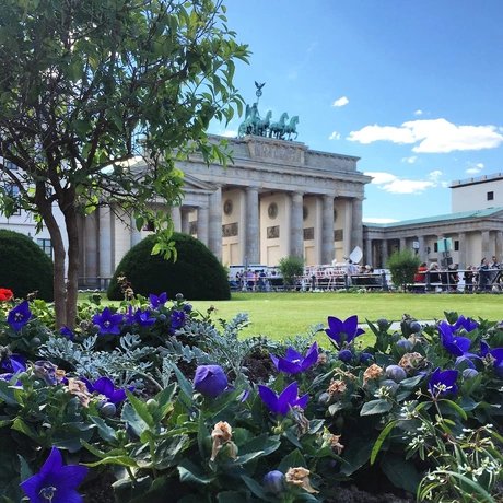 La Puerta de Brandenburgo en Berlín en primavera