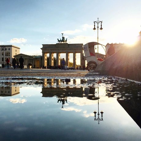 La Puerta de Brandenburgo en Berlín reflejada en un charco