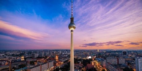 Fernsehturm in Berlin bei Abenddämmerung