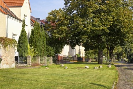 Dorfplatz im Sommer in Dorf Malchow bei Berlin