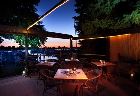 Terrasse bei den Bootsliegeplätze "Marina Wendeschloß"