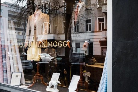 Die Vitrine von Maximilian Mogg auf der Bleibtreustraße in Berlin