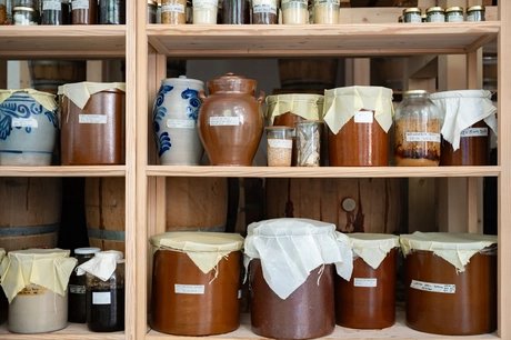 Mimi Ferments Produkte in Tonkrügen