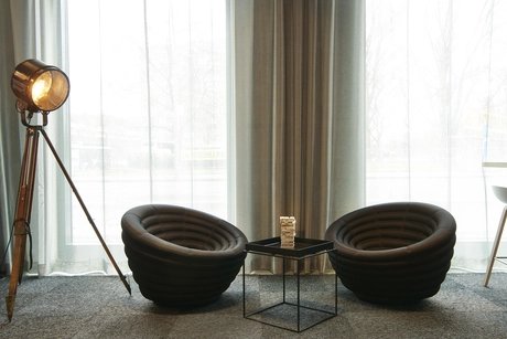 Sessel im MOXY Hotel Ostbahnhof