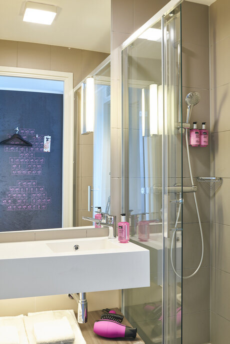 Das Badezimmer mit Dusche im Moxy Hotel Ostbahnhof