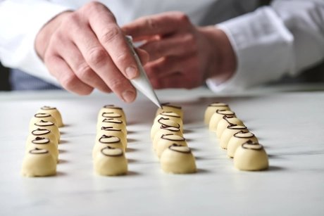 Herstellung der Pralinen von Sawade Berlin