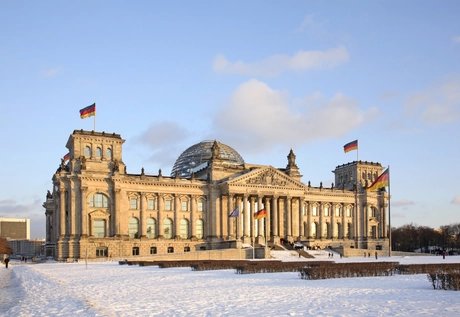 Berliner Reichstag im Winter mit Schnee