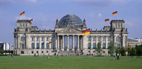 Le Reichstag avec des drapeaux à Berlin